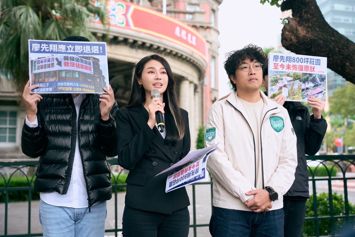 民進黨立委賴品妤(左)、不分區立委候選人沈伯洋(右)赴監院告發侯市府並呼籲廖先翔退選。 圖：賴品妤辦公室/提供