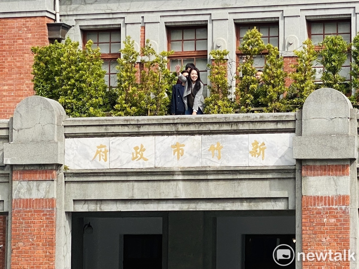 新竹市長高虹安朝著民眾黨總統候選人柯文哲車隊揮手。 圖：周煊惠 / 攝