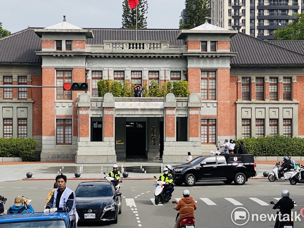 新竹市長高虹安朝著民眾黨總統候選人柯文哲車隊揮手。 圖：周煊惠 / 攝