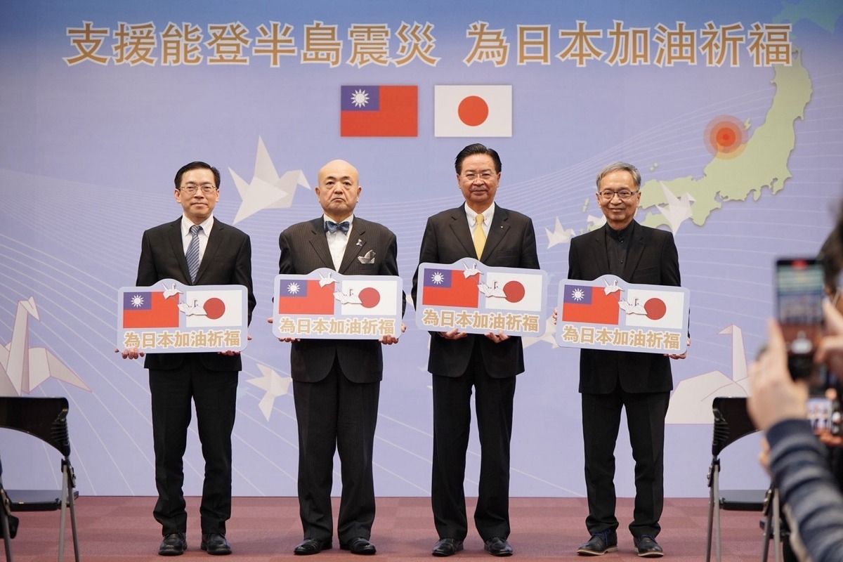 外交部舉行「支援能登半島震災 為日本加油祈福」記者會。（左起台灣日本關係協會秘書長范振國、日本台灣交流協會台北事務所代表片山和之、外交部長吳釗燮、衛福部長薛瑞元。 圖：外交部提供