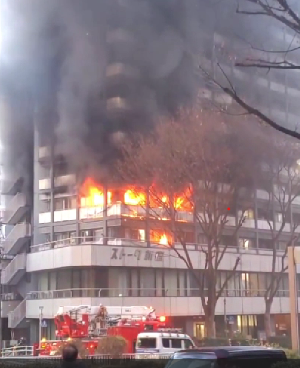 4 日下午東京新宿區西新宿一棟 12 層建築三樓的一個房間發生火災，迄今已有 7 人受傷。 圖：翻攝自X帳號「@HiroroZ」