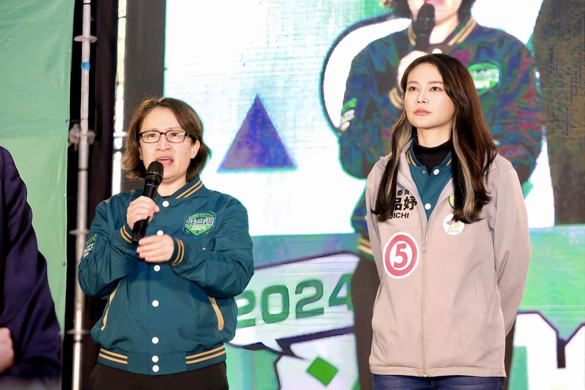 蕭美琴表示，台灣社會需要信任女性來引領社會進步。圖為其赴汐止替女力立委賴品妤站台。 圖：賴清德競總提供