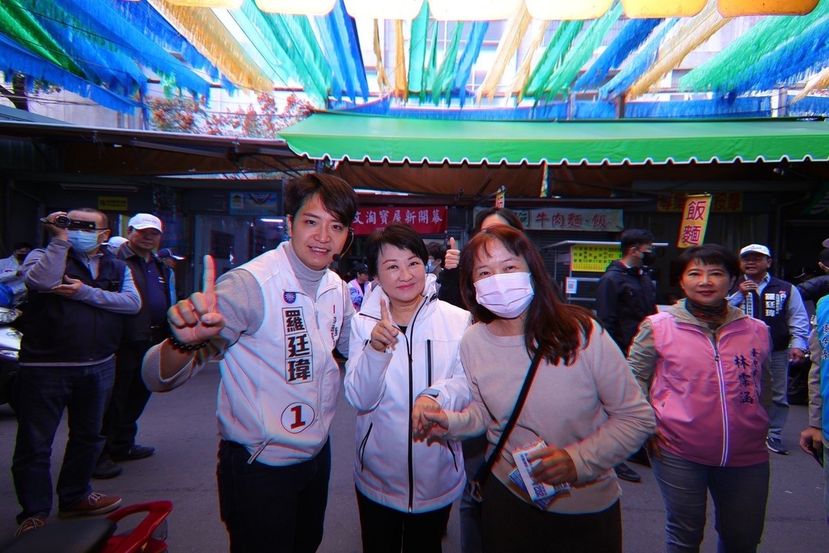 盧秀燕陪羅廷瑋到市場拜票，展現高人氣。 羅廷瑋競總/提供