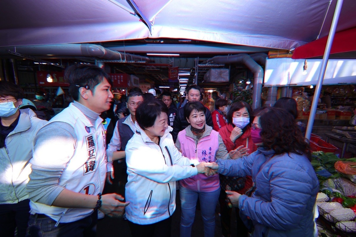 盧秀燕陪羅廷瑋到市場拜票，展現高人氣。 羅廷瑋競總/提供
