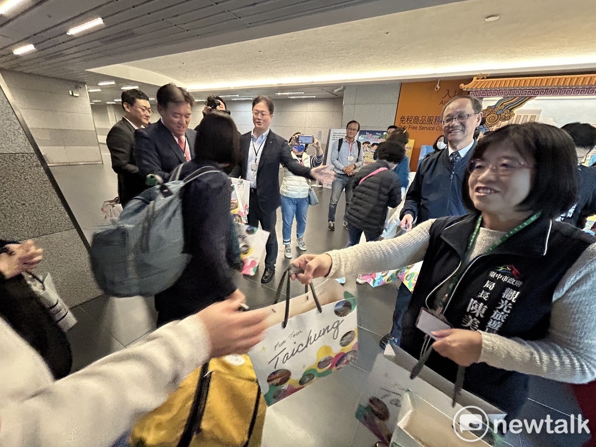 台中市觀旅局長陳美秀親自接機並致贈伴手禮。 唐復年/攝