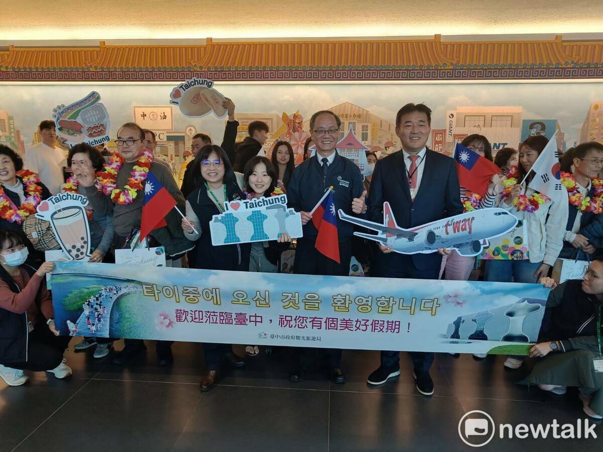 「德威航空」重啟仁川飛航台中的定期化航線，今（4）滿載189名旅客的首班機飛抵台中國際機場，市府觀光旅遊局長陳美秀親自接機，並且親手致贈伴手禮迎賓禮包，熱烈歡迎搭乘首班機的韓國遊客到訪台中。 唐復年/攝