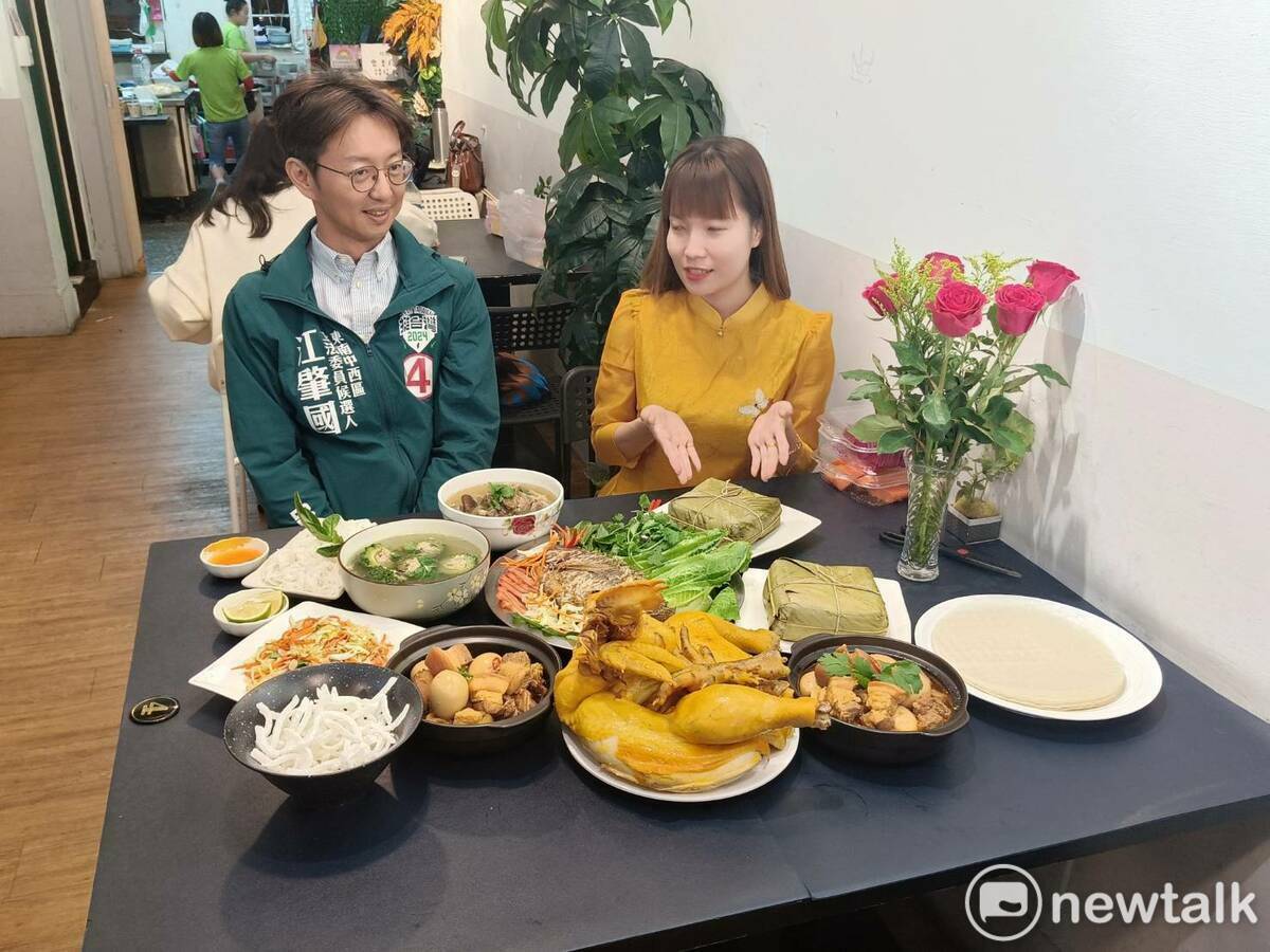 美蘭越南料理餐廳總經理潘美婷向江肇國介紹越南年菜。 唐復年/攝