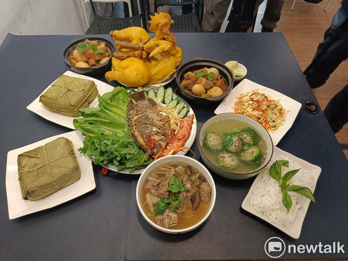 越南年菜和台灣一樣有魚有雞，最特別的是方型的粽子。  唐復年/攝
