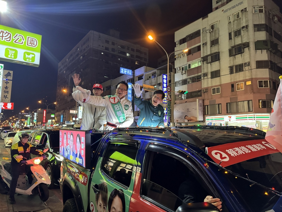 林佳龍晚間7點陪同莊競程車隊掃街。 莊競程競總/提供