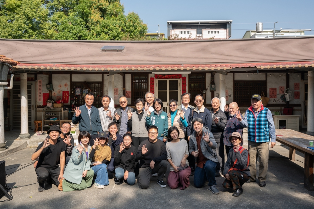 藝文界人士在吳音寧家三合院呼籲遊子返鄉投票。 吳音寧競總/提供