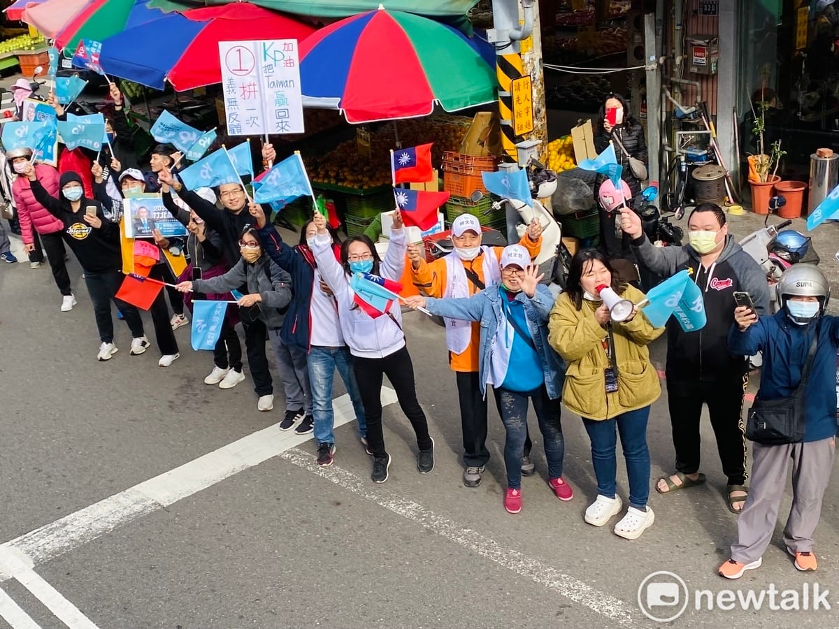 民眾黨總統候選人柯文哲今日赴新竹縣市車掃，鄉親熱情歡迎。 圖：周煊惠 / 攝