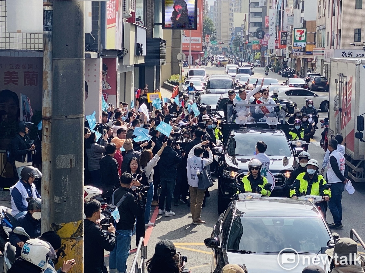 民眾黨總統候選人柯文哲今日赴新竹縣市車掃，鄉親熱情歡迎。 圖：周煊惠 / 攝