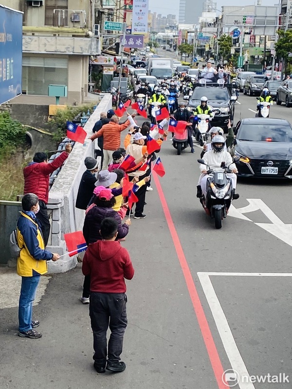 民眾黨總統候選人柯文哲今日赴新竹縣市車掃，鄉親熱情歡迎。 圖：周煊惠 / 攝