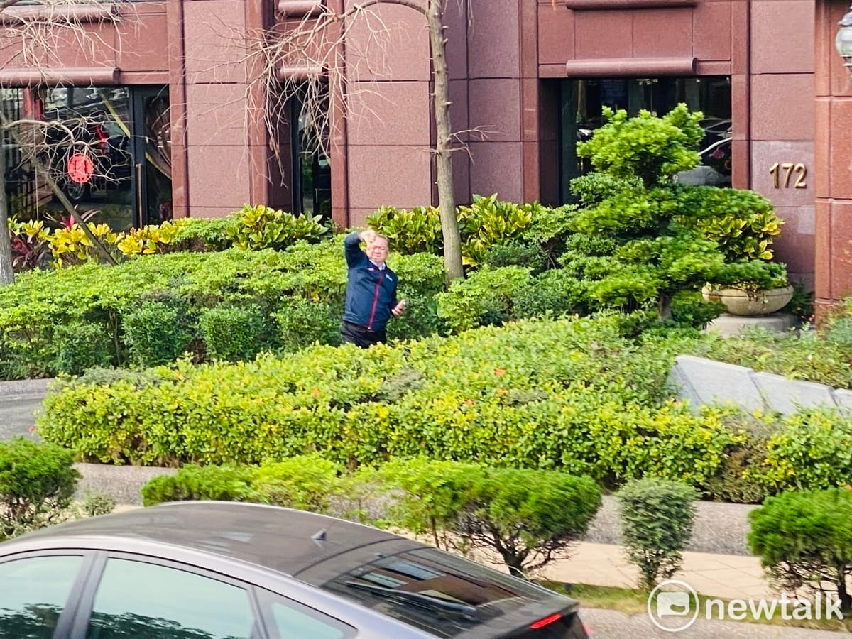 民眾黨總統候選人柯文哲今日赴新竹縣市車掃，仍遇到有不滿的民眾比倒讚。 圖：周煊惠 / 攝