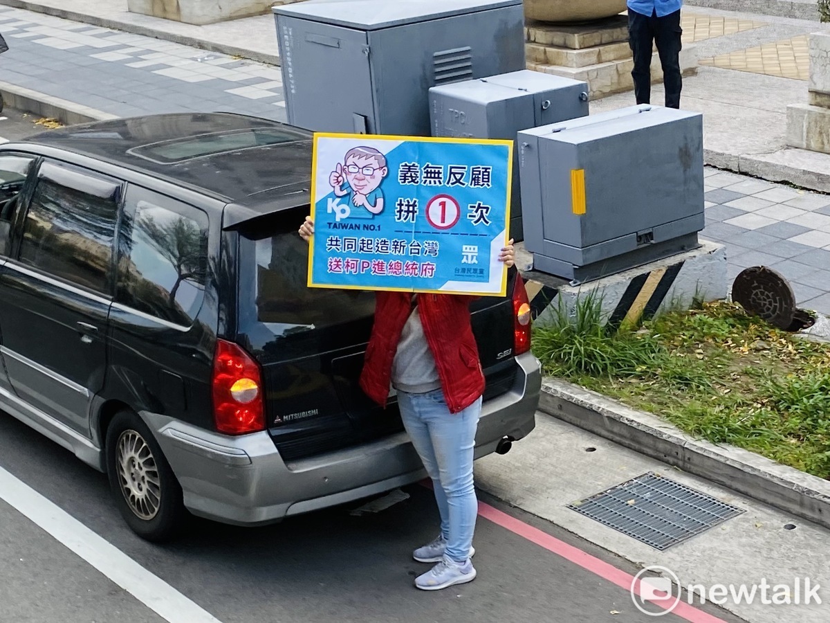 民眾黨總統候選人柯文哲今日赴新竹縣市車掃，鄉親熱情歡迎。 圖：周煊惠 / 攝