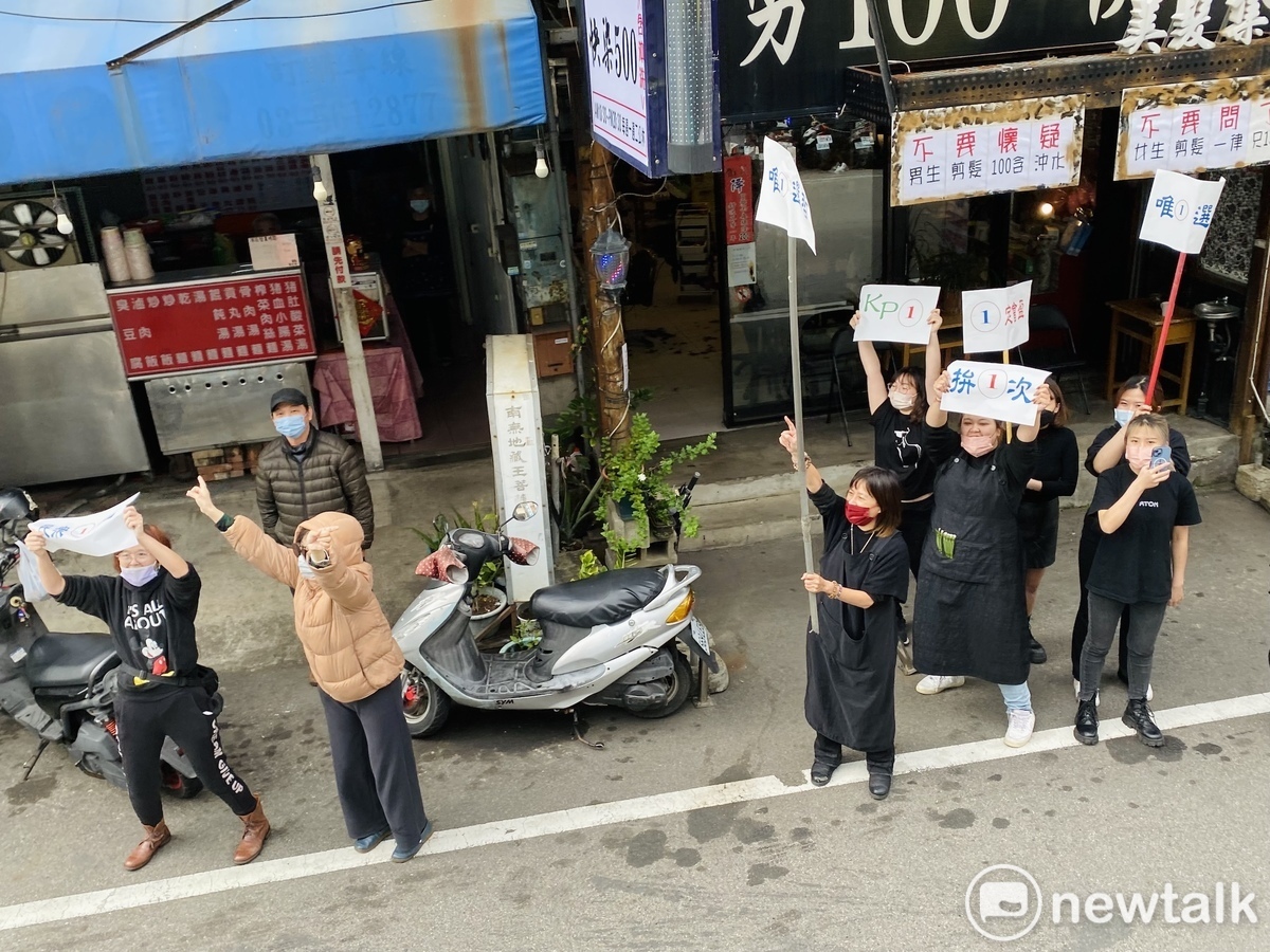 民眾黨總統候選人柯文哲今日赴新竹縣市車掃，鄉親熱情歡迎。 圖：周煊惠 / 攝
