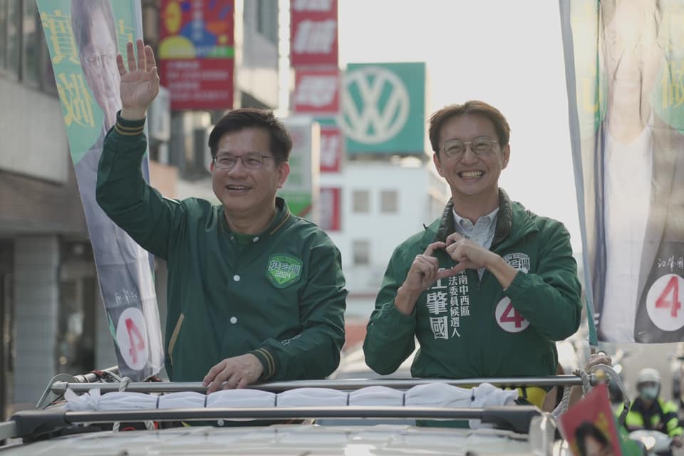 林佳龍回到初心起源地，陪同江肇國車隊掃街。 圖：翻攝自林佳龍臉書