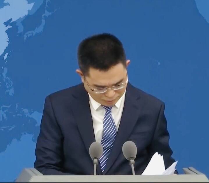 中國宣布中止台灣12項石化產品的ECFA關稅減讓，又僅開放7家業者石斑魚能銷中，台灣媒體在國台辦記者會提問此舉是否加深台商投資疑慮？國台辦發言人陳斌華連忙翻稿找答案，當場答不出來，全場靜默長達數分鐘。  圖：翻攝直播影片
