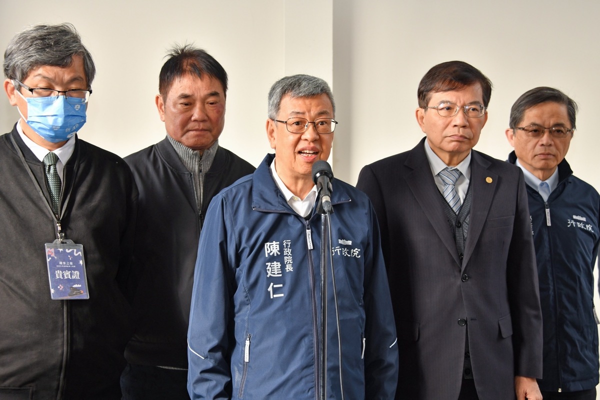 行政院長陳建仁今（5）天到苗栗縣出席「苗栗火車頭園區竣工典禮」前受訪。 圖：行政院提供