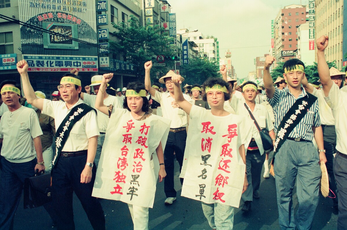 1989年8月11日第16屆世台會在高雄市舉辦遊行活動，右起世台會總幹事羅益世、陳婉真、周慧瑛、世台會副會長蔡銘祿。 圖：邱萬興提供