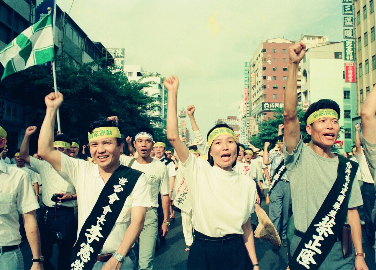 1989年8月11日第16屆世台會在高雄市舉辦遊行活動，右起台獨聯盟蔡正隆、葉菊蘭、世台會會長李憲榮，他們突破黑名單闖關返台。 圖：邱萬興提供