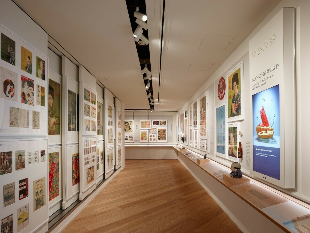 在「東京廣告博物館」的「日本廣告史」展區中，可藉由各個時代的廣告回顧當時的社會風潮。 圖：東京觀光事務所台灣辦事處／提供