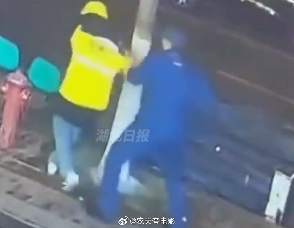 中國青島市李滄區某居民社區發生一起社區保全殺害外送員的案件。 圖：翻攝微博