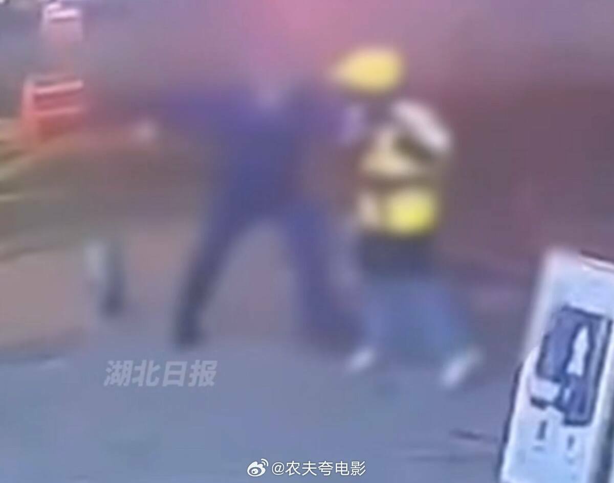 中國青島市李滄區某居民社區發生一起社區保全殺害外送員的案件。 圖：翻攝微博