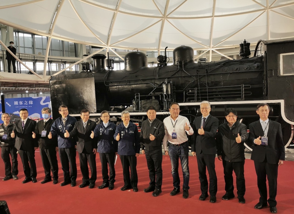 行政院長陳建仁(左7)及內政部次長吳堂安(右3)等貴賓共同出席「鐵客之緣-苗栗火車頭園區。 圖：內政部提供