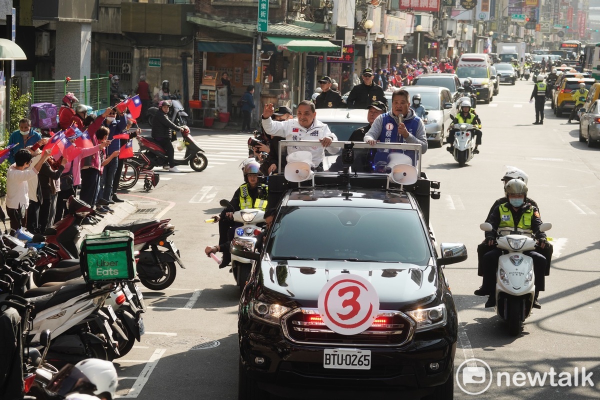 國民黨總統候選人侯友宜今早在三重區掃街拜票，雖然三重是民進黨的傳統票倉，但支持侯的里長動員里民出動在掃街車隊通過的路口歡迎侯友宜，場面相當熱絡。 圖：張良一/攝