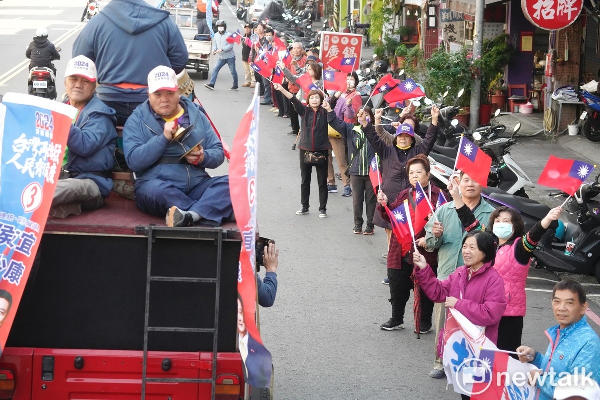 國民黨支持者夾道歡迎國民黨總統候選人侯友宜，場面熱絡。 圖：張良一/攝