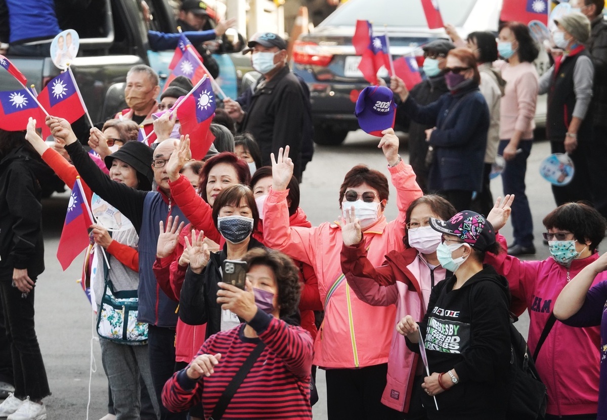 國民黨支持者比出3號手勢歡迎侯友宜。 圖：張良一/攝