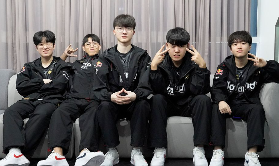 Gumayusi（右二）表示日前跟隊友Faker（中）、Oner（左二）、Keria（右一）一起吃牡蠣一類的海鮮，結果疑似食物不新鮮導致眾人得到腸胃炎。 圖：翻攝自T1 IG
