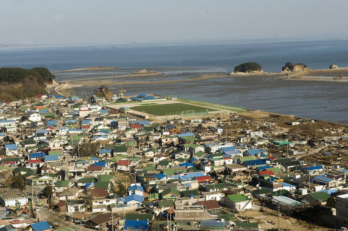 由於砲擊事件，西海北部延坪島的居民收到了疏散令。圖為延坪島居民區。 圖 : 翻攝自維基百科
