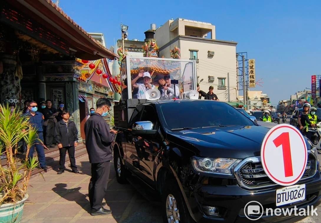 民眾黨副總統候選人吳欣盈今日到台南進行首場的車掃行程，一早先赴歸仁區仁壽宮參拜，隨即啟動台南市車掃活動。 圖：黃博郎／攝