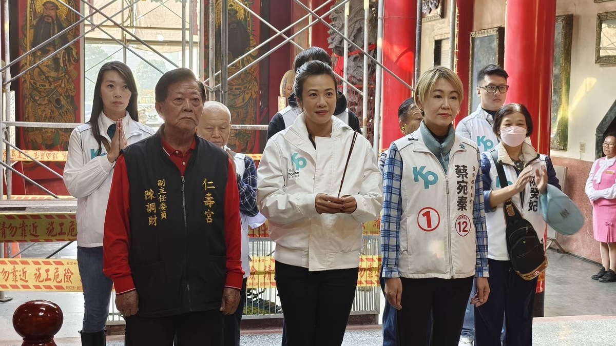 民眾黨副總統候選人吳欣盈今日到台南進行首場的車掃行程，一早先赴歸仁區仁壽宮參拜，隨即啟動台南市車掃活動。 圖：黃博郎／攝