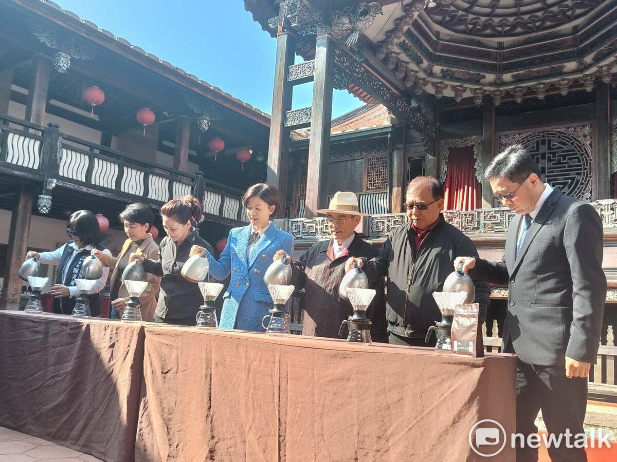 黑沃咖啡與霧峰百年品牌林家宮保第園區強強聯手，共同推出醉香百年風華醉貴妃咖啡禮盒，今天舉辦發表會。副市長王敏率團隊力挺。 唐復年/攝
