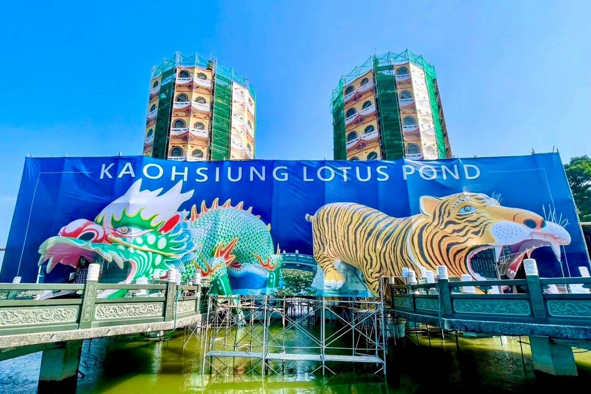 龍虎塔施工美化帆布。 圖：高雄市觀光局/提供