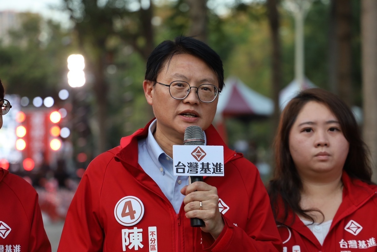 台灣基進前主席、不分區立委候選人陳奕齊(左)。 圖：台灣基進/提供