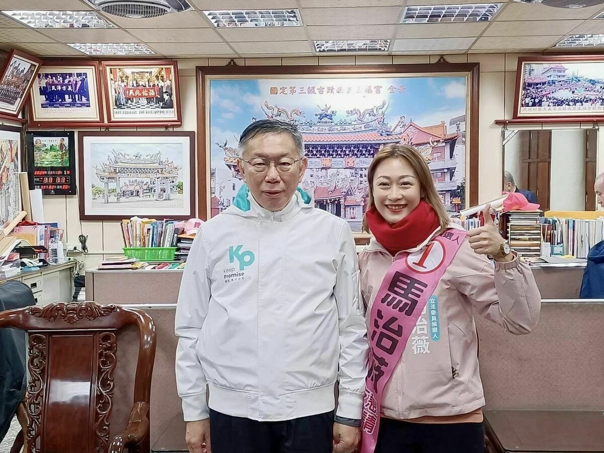 民眾黨總統候選人柯文哲（左）1月3日與馬治薇（右）到桃園南崁五福宮參香拜票。 圖：取自馬治薇臉書（資料照）