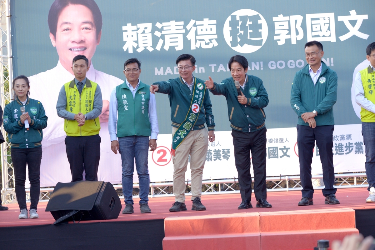 民進黨總統候選人賴清德特赴台南為立委郭國文站台，甚至趕攤從麻豆跑到佳里拚「雙拼」，麻豆場找來前農業部長陳吉仲力挺，人潮滿出至周圍路邊；佳里則有民不分區候選人王義川加持，爆場超過3000名鄉親力挺。 圖：郭國文競選總部提供