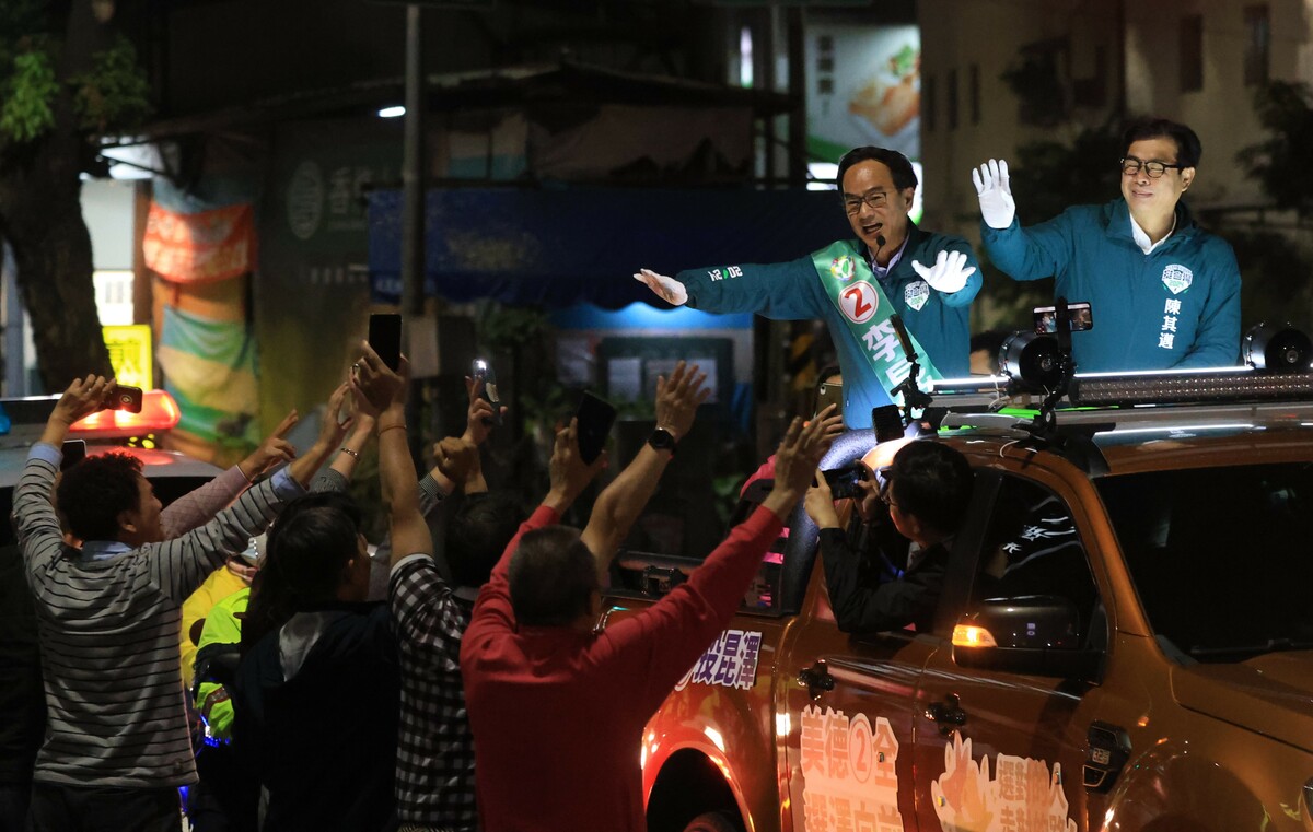 陳其邁(右一)首次陪李昆澤(右二)進行車隊掃街。 圖：李昆澤競總/提供