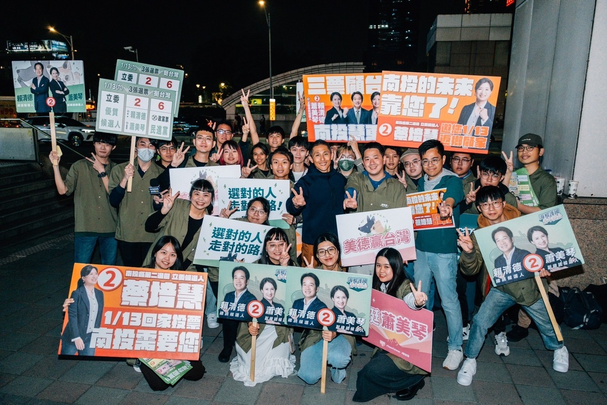 阮俊達與吳怡農偕國務青在北車宣講。 圖：民進黨提供