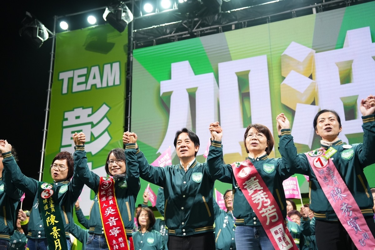 賴清德赴彰化出席選前造勢晚會，與四名女力立委候選人同台。 圖：賴清德競總提供