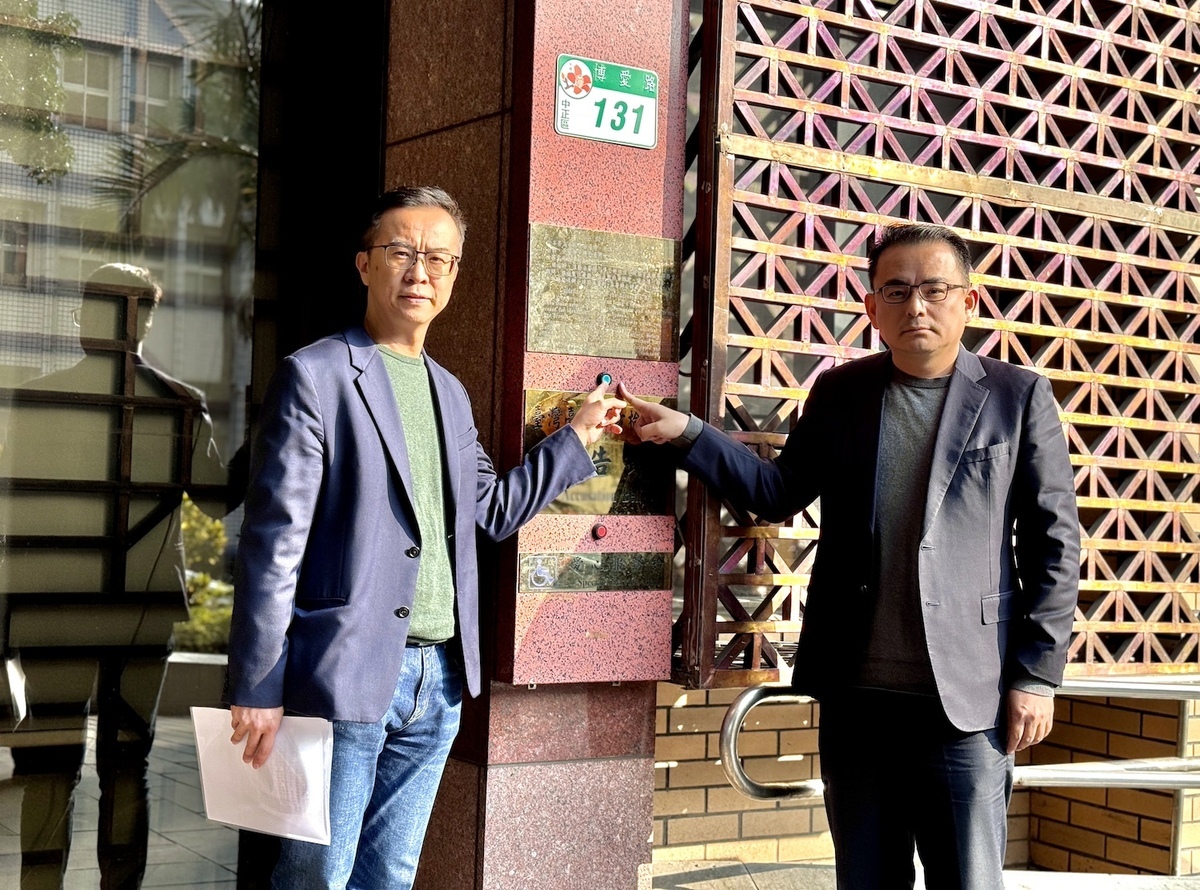 侯競辦發言人黃子哲、律師簡榮今（5）天下午前往台北地檢署提告民進黨以及賴清德違反《著作權法》、《總統副總統選舉罷免法》。 圖：侯友宜競辦/提供