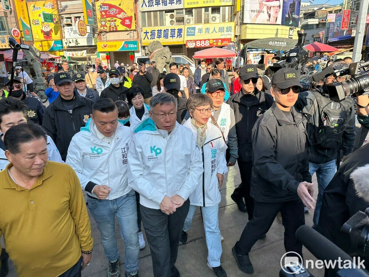 民眾黨總統候選人柯文哲、台中市立委候選人蔡壁如。 圖：周煊惠 / 攝