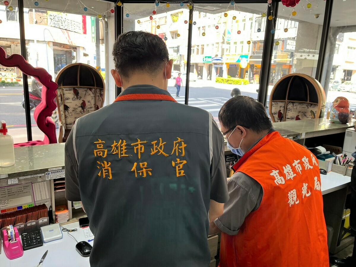 市府觀光局聯合消保官辦理旅宿業房價專案稽查。 圖：高雄市觀光局/提供