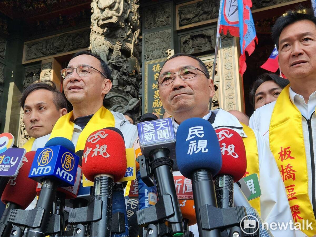 國民黨總統候選人侯友宜與國民黨主席朱立倫參拜板橋深丘福德宮。 圖：黃建豪/攝