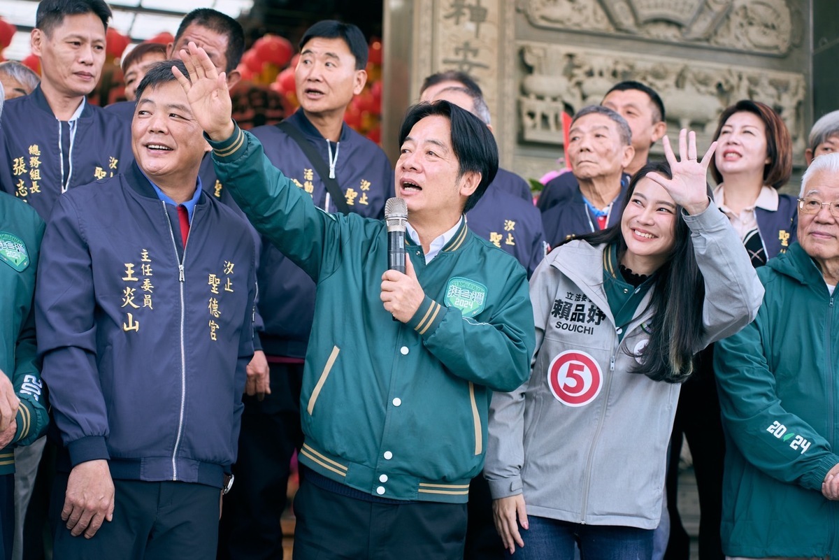 新北立委第十二選區黨籍立委賴品妤與廖先翔激戰，擔任賴品妤競總主委的賴清德6日上午再度前往汐止聖德宮參香，並拉抬賴品妤選情。 圖：賴清德競選總部提供