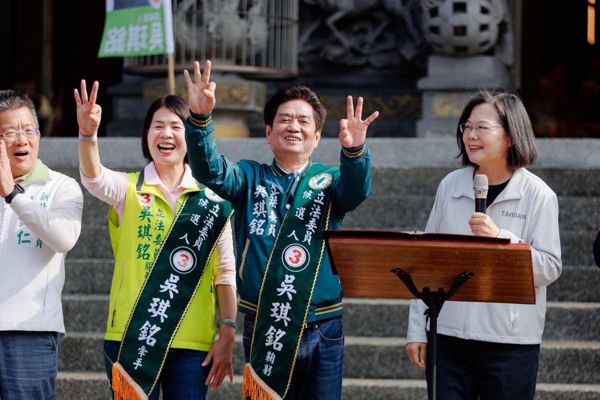 總統蔡英文與吳琪銘跟他的牽手 圖：民進黨提供